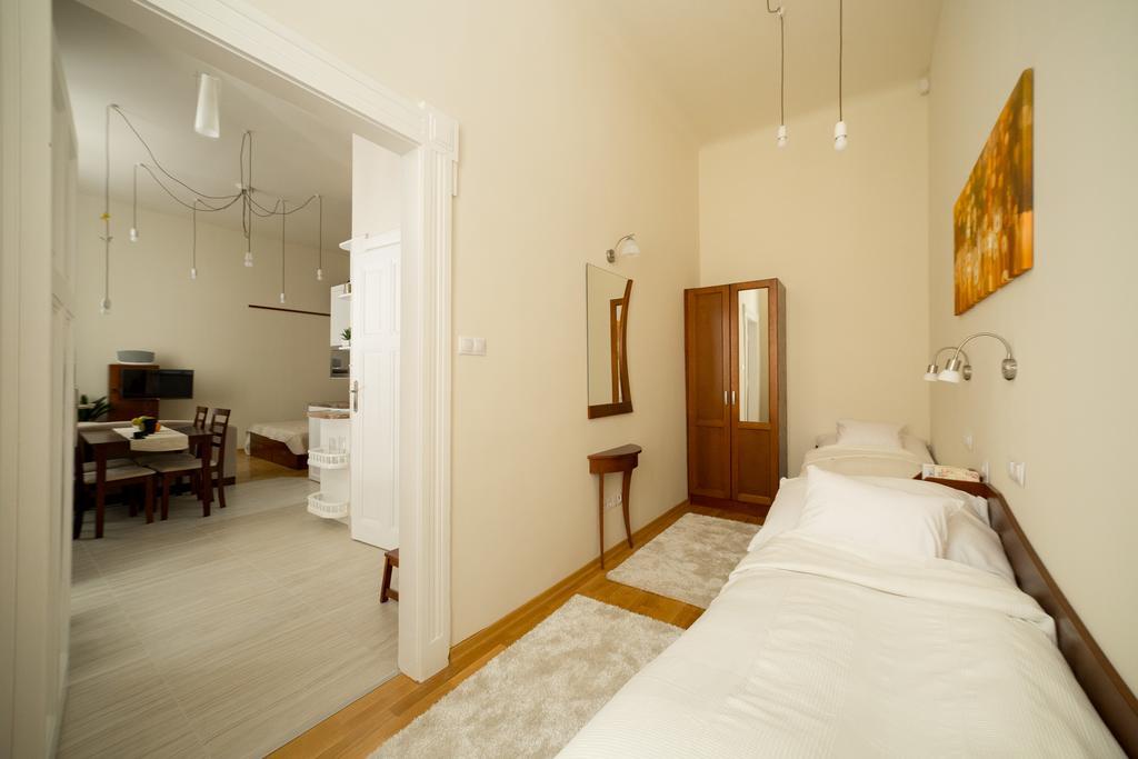 Family Buddha Apartment Budapest Bagian luar foto
